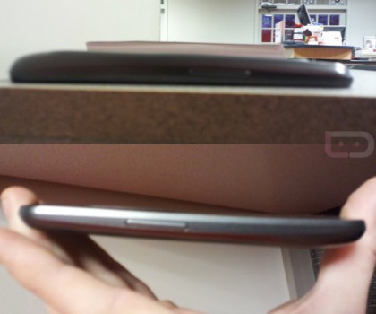  Verizon Galaxy Nexus Poses With Extended Battery, Flaunts Its Slim Figure
