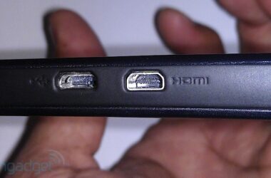 [Leak] Pictures surface of the DROID HD (or Dinara) posing alongside its little brother, the Bionic 7