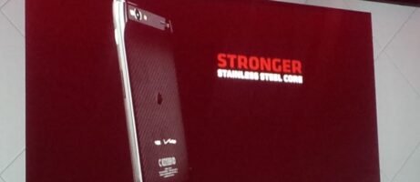 Motorola And Verizon Unveil the DROID RAZR, Comes In At 7.1mm Thin With LTE (Hands-On Video) 12