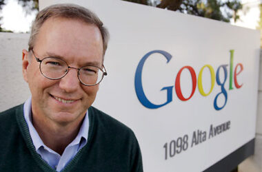 Google's Eric Schmidt acknowledges the "Apple vs Android" battle while leaving Microsoft out 8