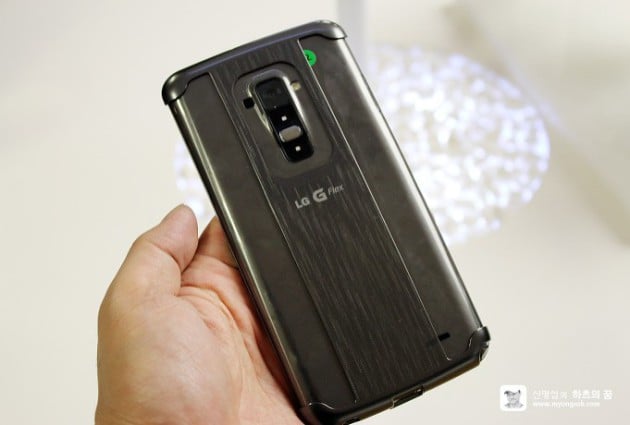 lg_g_flex_back_case_on