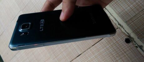 Pictures of Galaxy Alpha alongside iPhone 5s leak online 4
