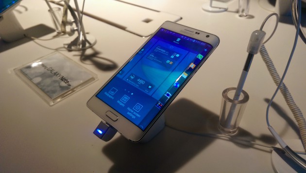 samsung_galaxy-note_edge_demo_2