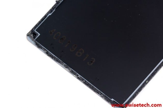 Xperia-Z3-disassembly_foam_rubber_edges_closeup