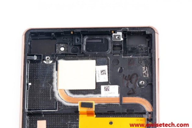Xperia-Z3-disassembly_heat_cooling_pipe