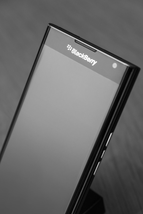 blackberry_priv_front_closeup_logo