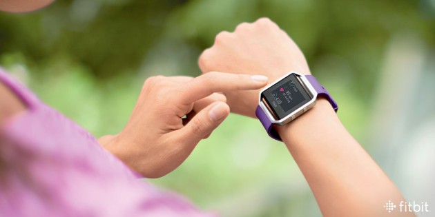 fitbit_blaze_plum_wrist