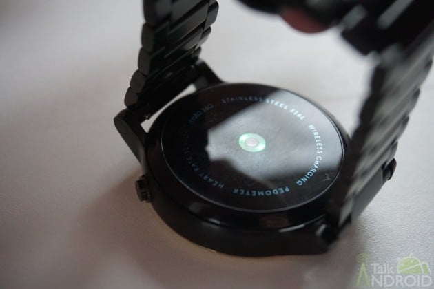 motorola_moto_360_2015_heart_rate_sensor_TA