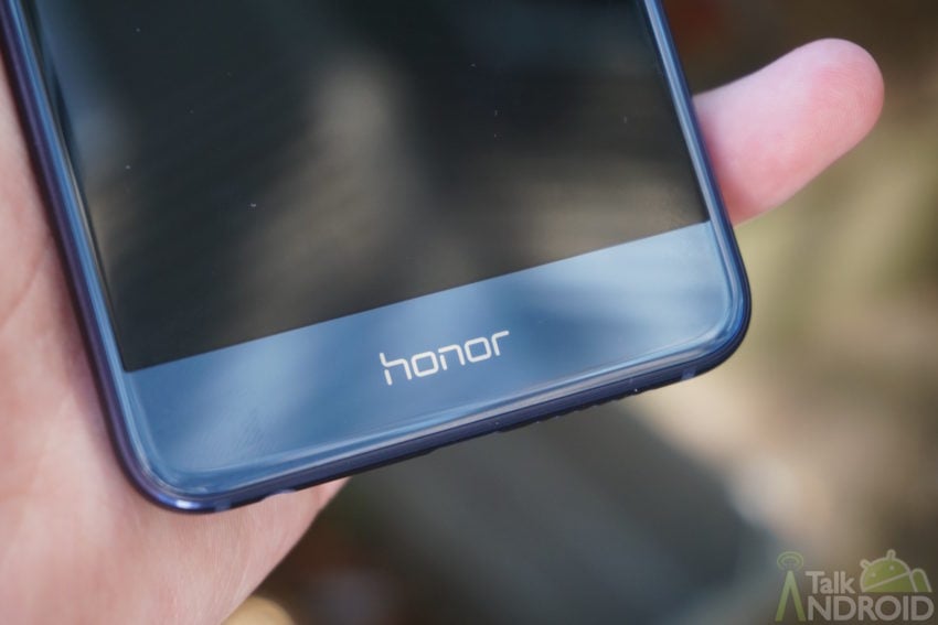 honor_8_front_logo_closeup_TA