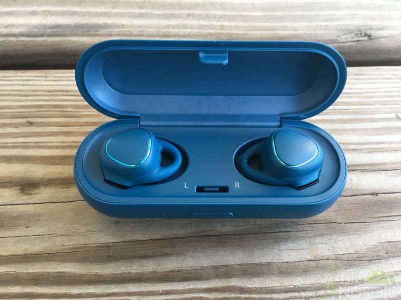 samsung_gear_iconx_case_opened_earbuds_TA