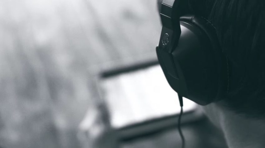skullcandy_crush_on_guy_playing