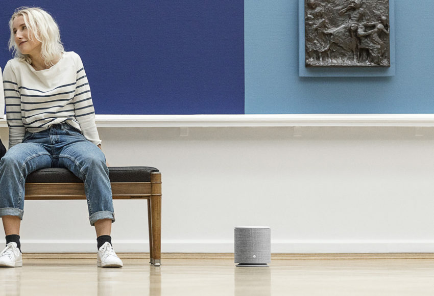 bo_play_beoplay_m5_friends_sitting