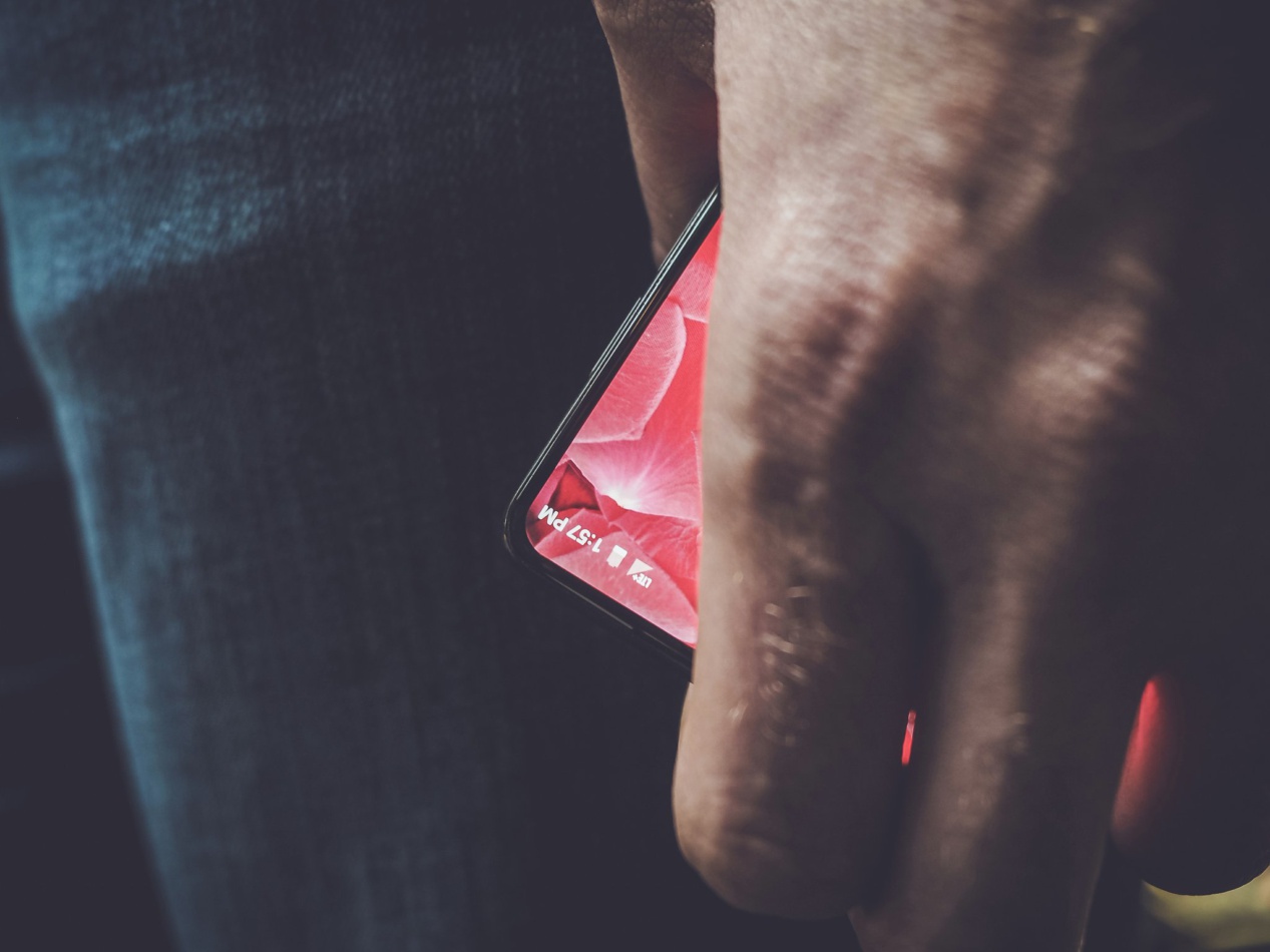 Andy Rubin teases first phone from Essential, shows bezel-free display 5