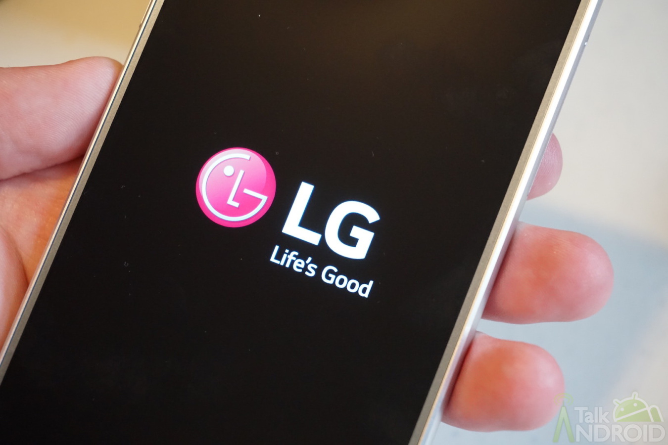 LG could be going the way of the curved display with the V30 4