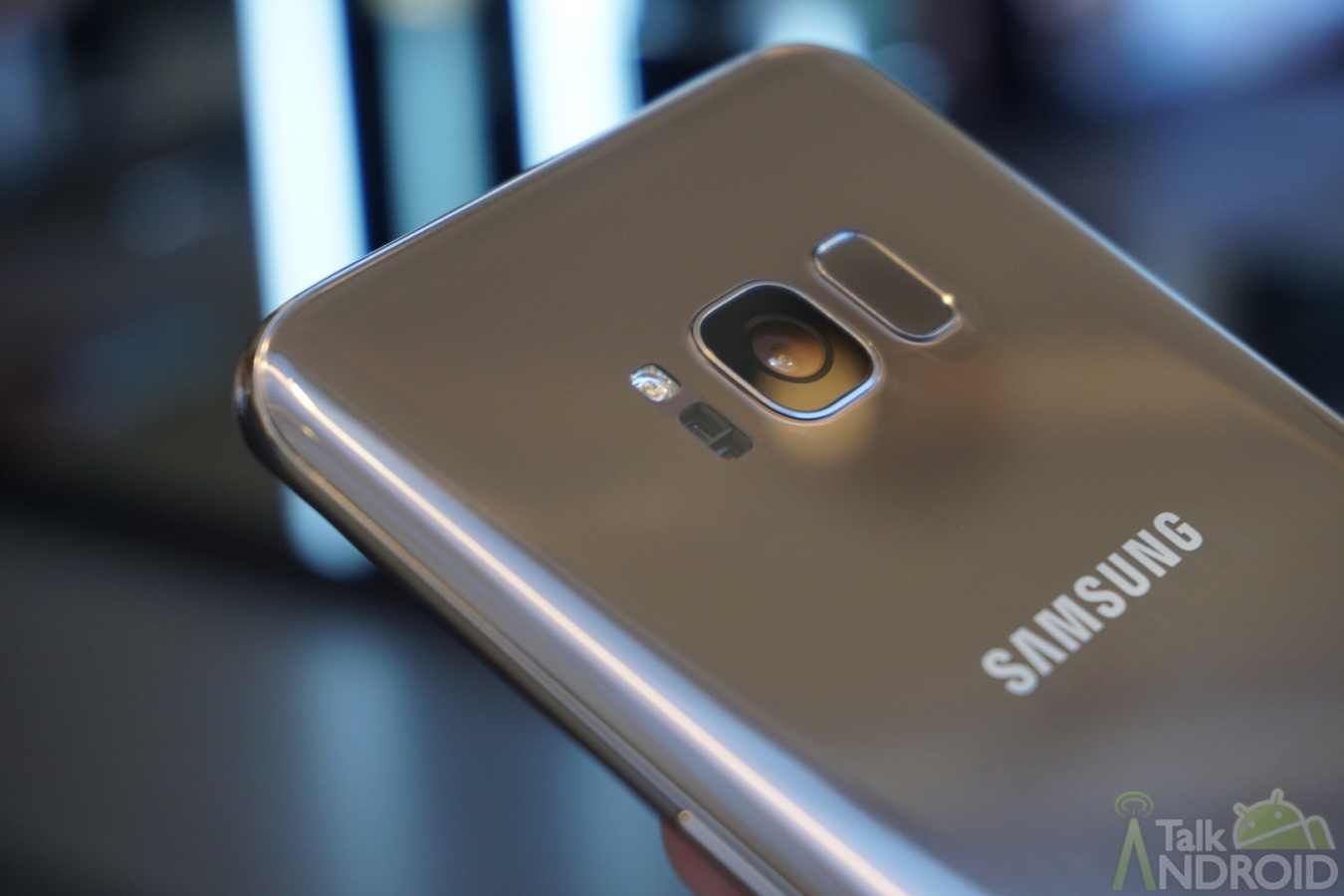 The Galaxy S8 will remind you to clean up the camera lens 3