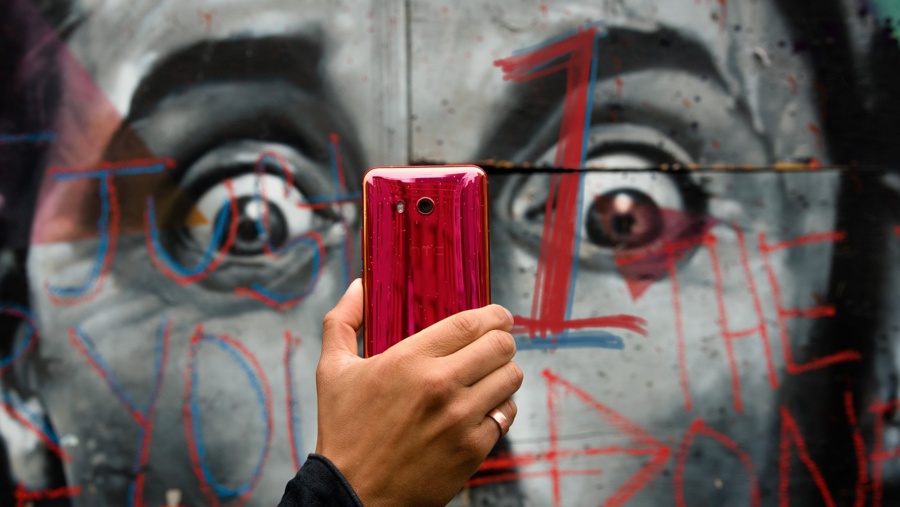The HTC U11 in Solar Red is now available in the U.S. 4