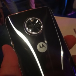 Motorola Moto X4 officially launches, blurs line between mid-tier and flagship 13