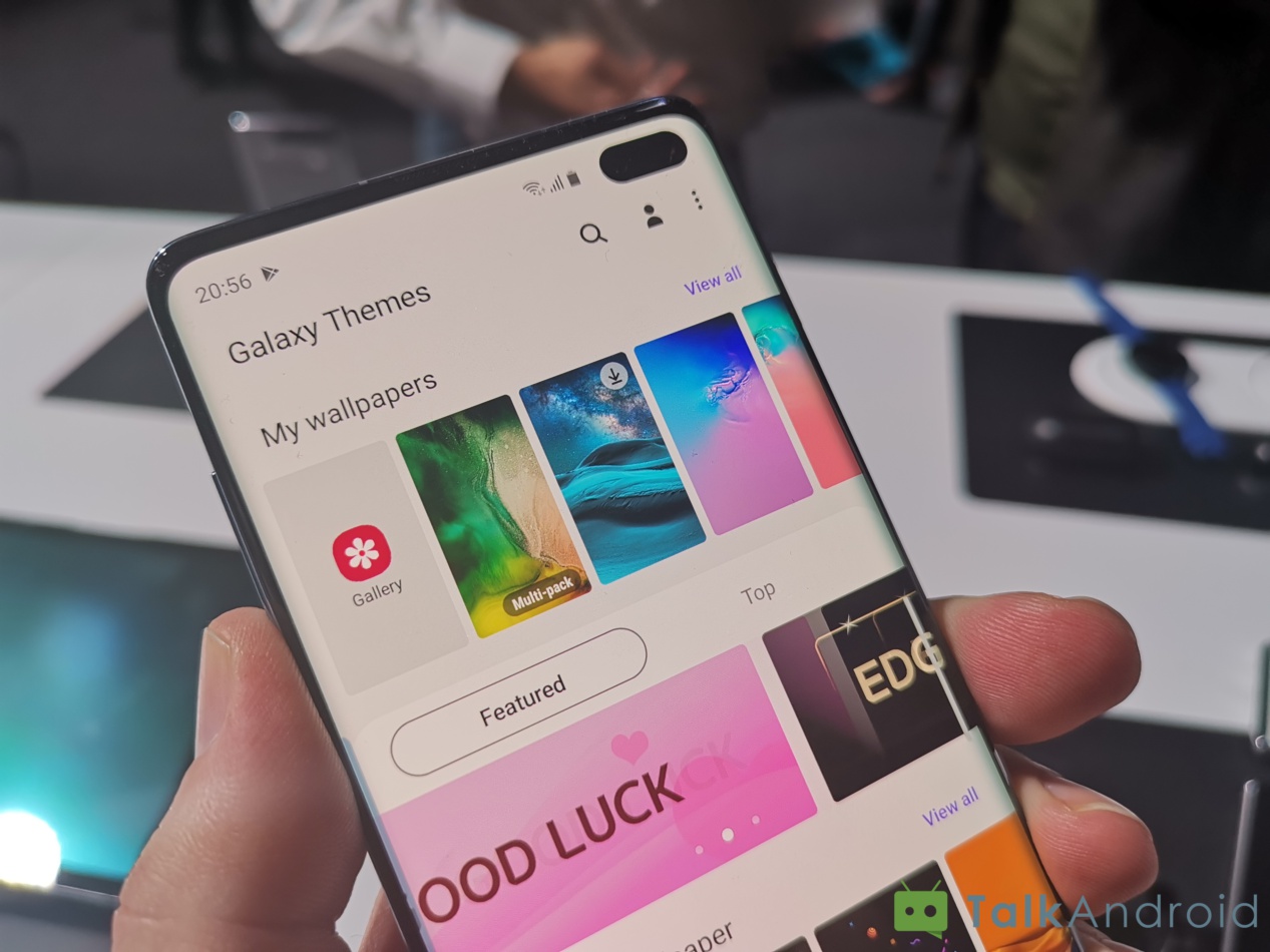 Here are some tips for customizing the hole punch on your Galaxy S10 3