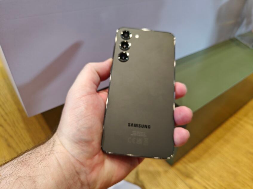 Green and Pink Lines Haunt Galaxy S23 Displays After One UI 8.5 Update 6