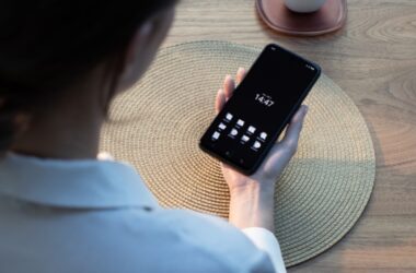 Person holding the Punkt MC02 smartphone