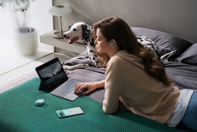 Woman using OnePlus Pad 2 and Buds 3 and Nord 4 Summer Launch releases