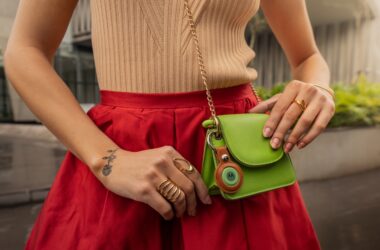 Person holding green bag with Motorola Moto Tag attached