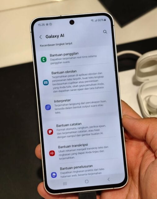 Hand holding Samsung s24 FE 
