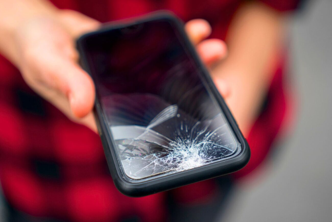 Cracked screen? Here’s the trick to recover Android data without a ...
