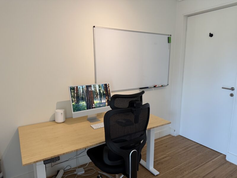 I Try the Flexispot E7 Plus Four-Legged Standing Desk: WOW! 4