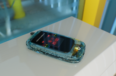 This Commodore Flip Phone Runs Android Apps Without Google 8