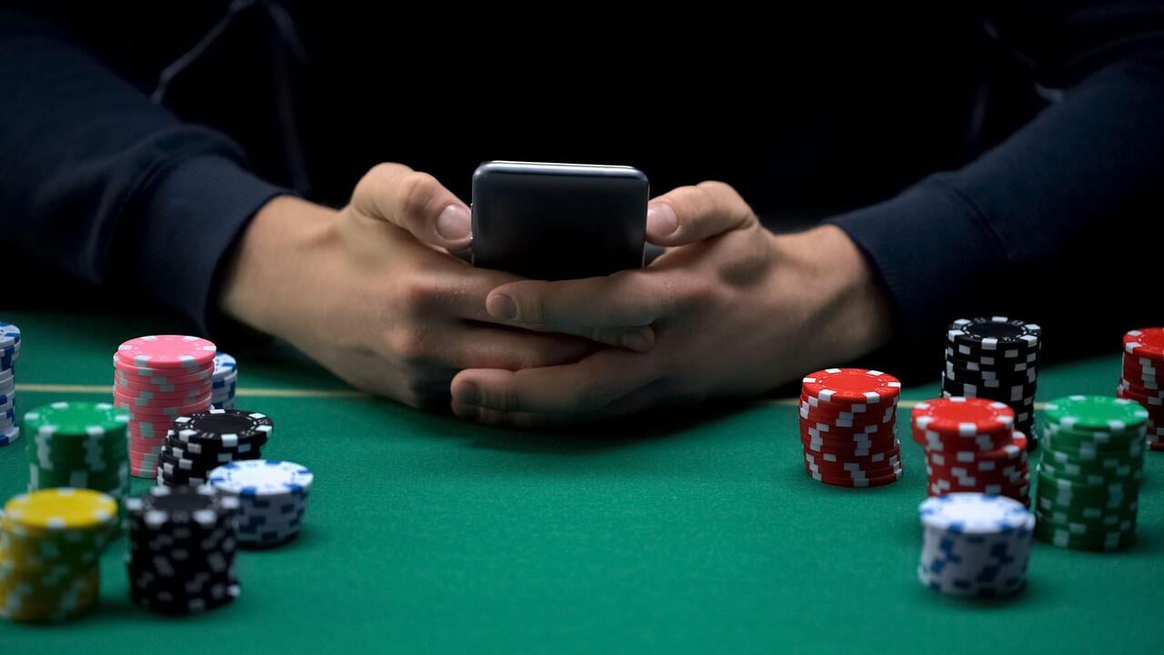 2AN3CA8 Young person playing gambling games on mobile phone app, casino web site