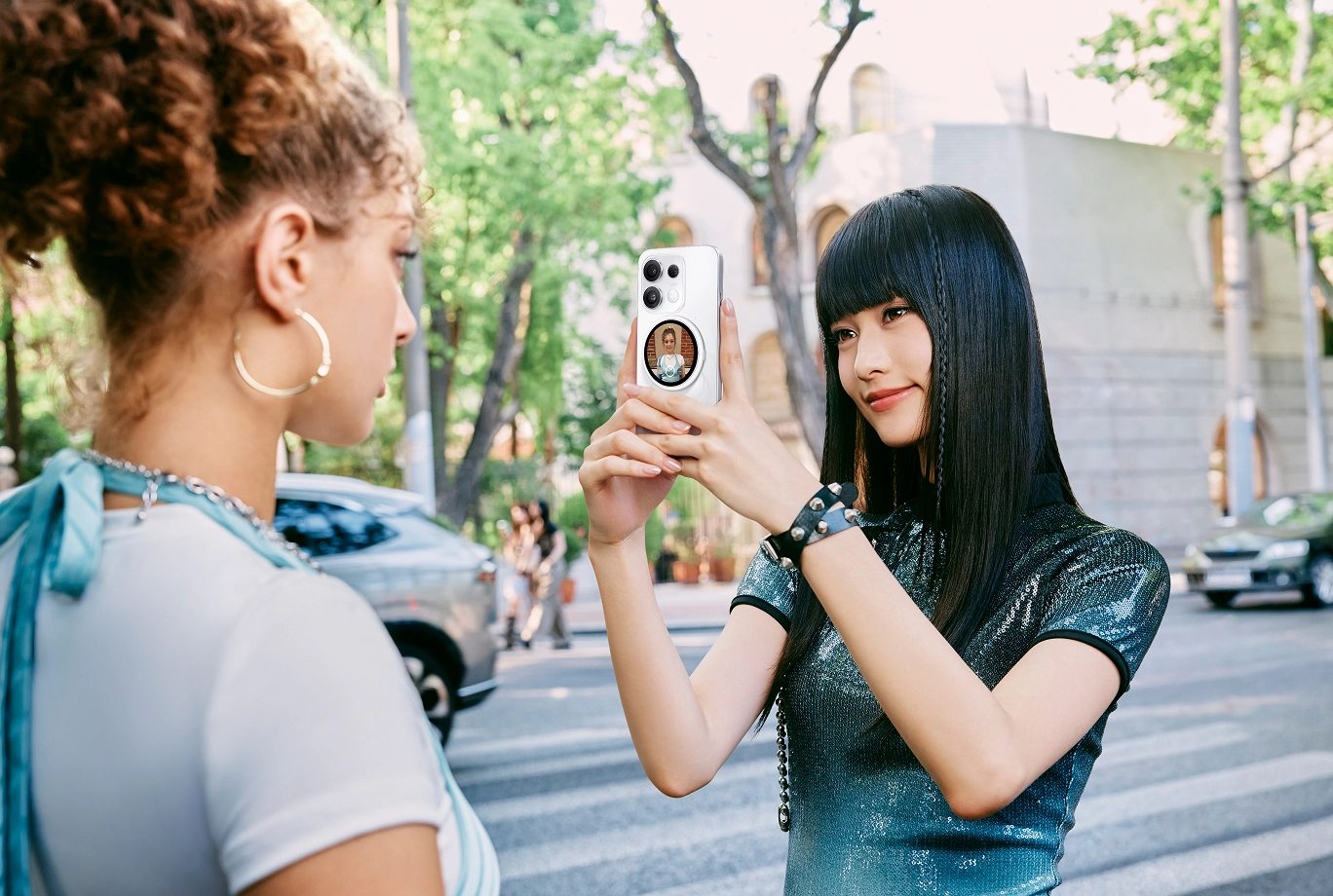 Oppo Bubble Is a 27.5g Magnetic Clip That Sees Your Rear Camera 4