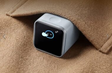 Anker's New Nano Charger Puts a Live Screen on a Wall Plug 2