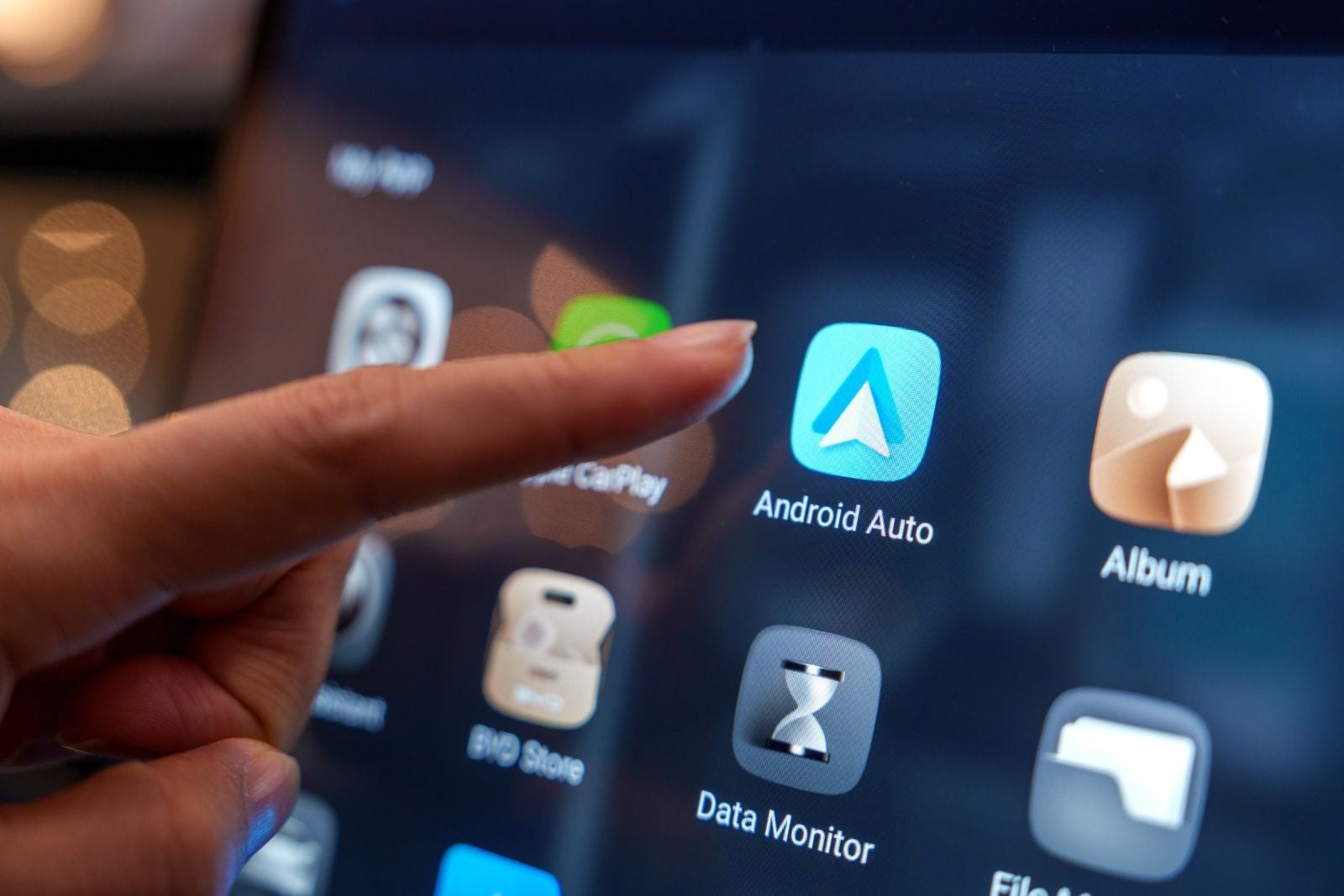 Android Auto Can Now Check Your Flight or Find Your Appointment, if You Opt In