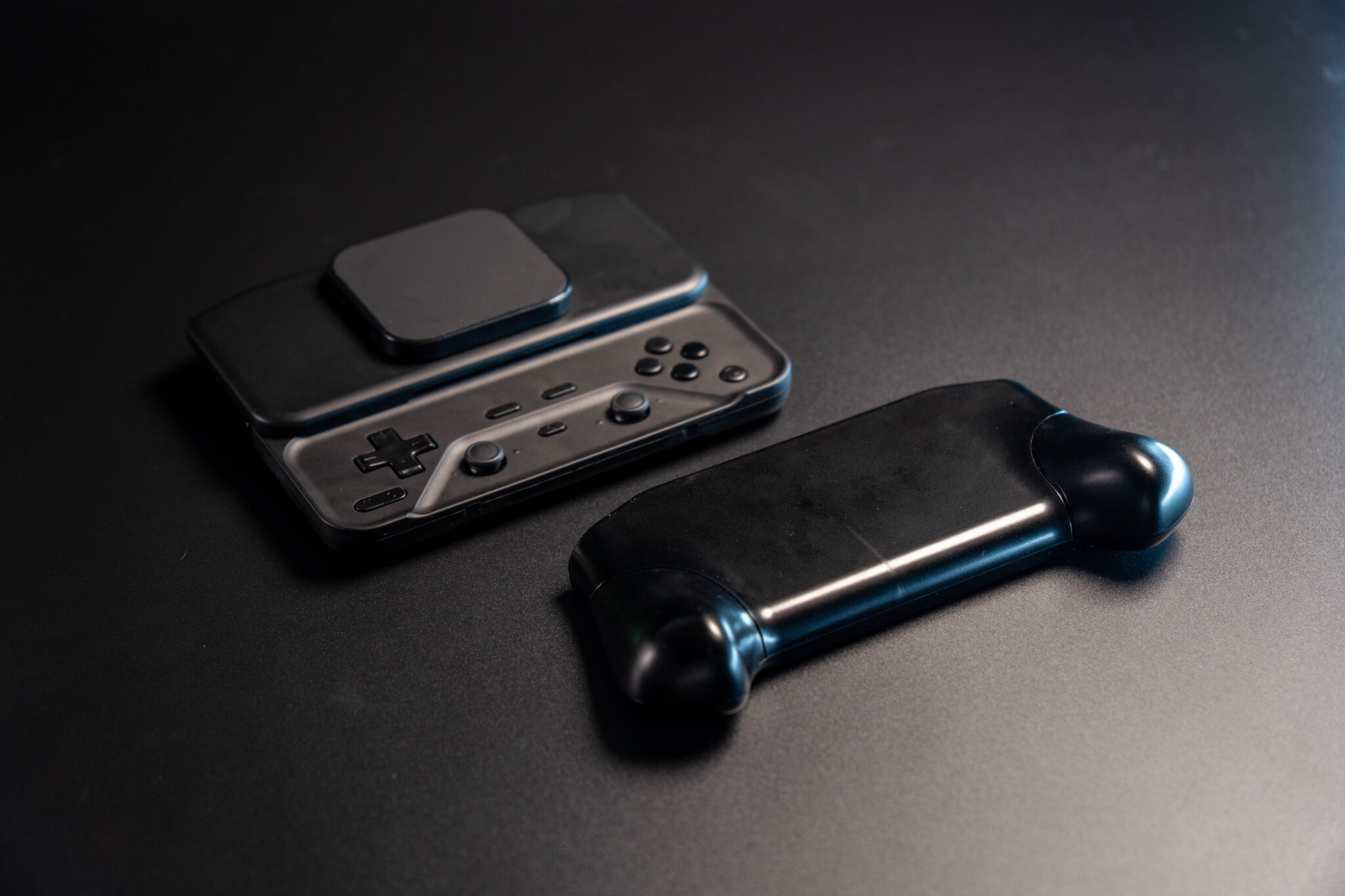 Abxylute M6 controller with its magnetic grip attachment detached