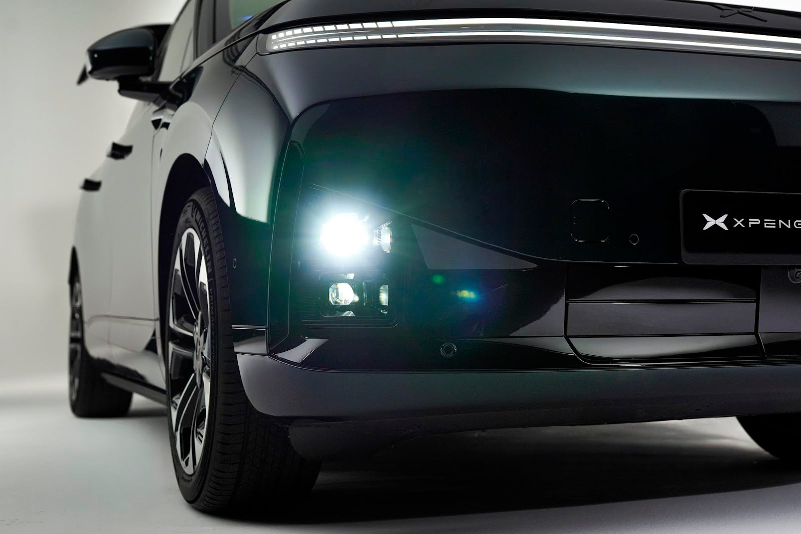 XPENG G9L front light bar and headlights