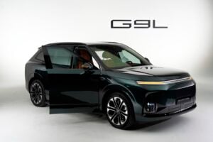 XPENG G9L flagship SUV in dark green, front three-quarter view