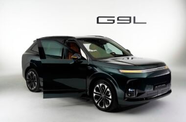 XPENG G9L flagship SUV in dark green, front three-quarter view